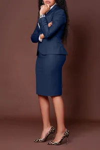 Vista lateral de un traje profesional azul marino con chaqueta y falda de tubo para mujer
