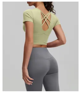 Rückansicht eines hellgrünen Cross-Back Sportoberteils mit grauen Yoga-Leggings kombiniert