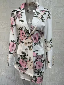 Détail du motif blazer fleuri pour femme avec d'élégants boutons dorés en relief.