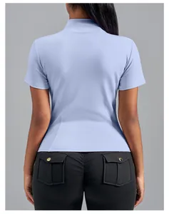 Dettaglio posteriore di un top da yoga azzurro con vestibilità slim e colletto alla coreana