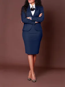 Elegante traje profesional de dos piezas azul marino con chaqueta de manga larga y falda