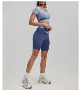Slim-fit color-block yoga set with short-sleeve padded top and high-waist shorts.