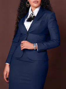 Elegante traje azul marino de mujer con chaqueta blazer y falda de tubo para oficina