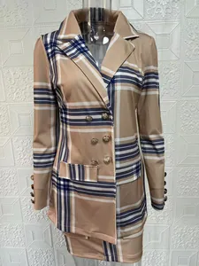 Détail rapproché d'un ensemble blazer et jupe à carreaux kaki avec des boutons dorés