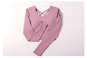 Detail eines altrosa Langarm-Yoga-Tops mit Kreuzrücken und Daumenlöchern