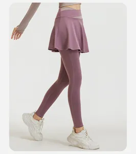 Dettaglio laterale dei leggings da yoga viola a vita alta con gonna sportiva finta