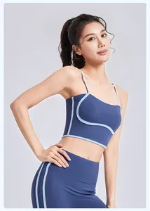 Detailaufnahme eines blauen Yoga-Sport-BHs mit hellblauen Kontrastnähten am Model