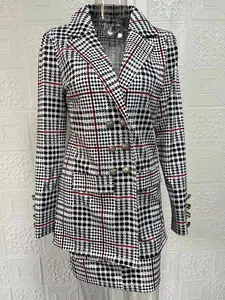 Ensemble blazer et jupe à motif pied-de-poule avec carreaux rouges et boutons dorés
