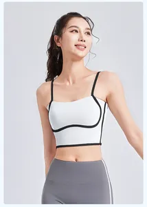 Detail eines weißen Yoga-Sport-BHs mit schwarzem Rand und verstellbaren Trägern