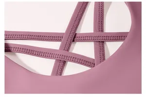 Makroansicht der Nähte und des Criss-Cross-Rückendesigns des lila Yoga-Oberteils.