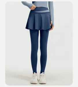 Dettaglio della vestibilità dei leggings gonna yoga finti due pezzi a vita alta
