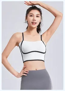Detailansicht eines weißen Sport-BHs mit verstellbaren Trägern am Fitnessmodel