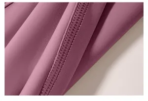 Makroaufnahme des violetten Yoga-Oberteils mit professionellen Flachnähten und Textur
