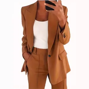 Elegantes braunes Blazer- und Hosenset mit Reverskragen und schmaler Passform für Damen