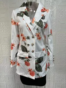 Vue détaillée de face d'une robe blazer blanche à imprimé fleuri et boutons dorés