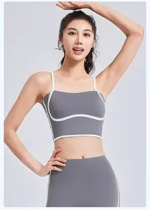 Nahaufnahme eines grauen Sport-BHs mit weißen Rändern und verstellbaren Trägern am Model.
