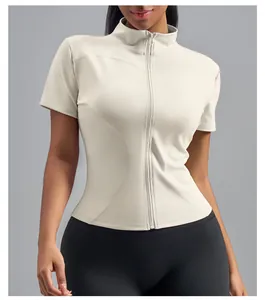 Dettaglio top yoga da donna slim fit con collo alto e chiusura a zip