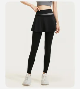 Vista dettagliata dei leggings da yoga due pezzi neri a vita alta con gonnellino