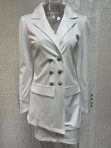 Gros plan sur une élégante robe blazer blanche croisée avec des boutons dorés.
