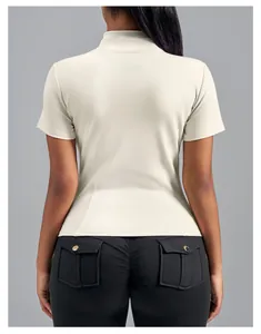 Vista posteriore di un top da yoga beige a maniche corte con collo alto e vestibilità aderente