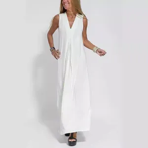 Elegante abito lungo bianco senza maniche con scollo a V e silhouette fluida