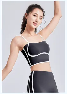 Detail des schwarzen Yoga-Sport-BHs mit stromlinienförmigem Design und Trägern
