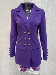 Détail de la vue avant d'une robe blazer violette à double boutonnage et boutons dorés