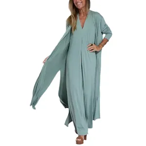 Elegante set due pezzi verde salvia con abito lungo con scollo a V e cardigan coordinato.