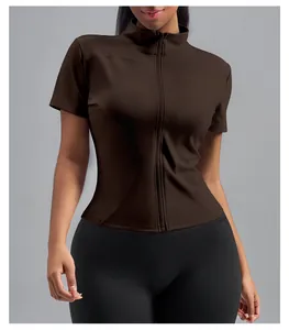 Dettaglio di un top da yoga marrone da donna con collo alto e pratica chiusura lampo.