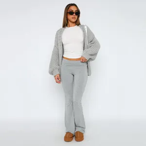 Completo alla moda con leggings a zampa a vita bassa e cardigan in maglia grossa grigio