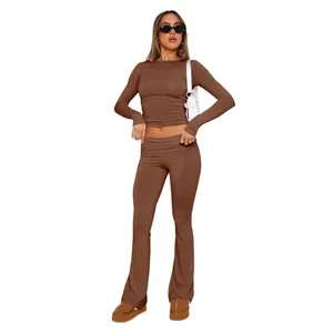 Completo chic due pezzi marrone cioccolato con crop top a maniche lunghe e pantaloni a zampa