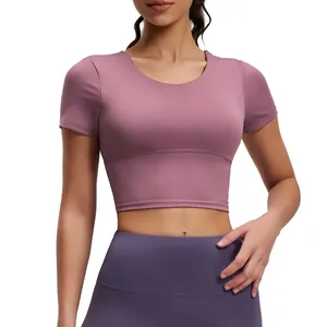 Damen Yoga Crop Top in Mauve mit kurzen Ärmeln, Rundhalsausschnitt und Polstern