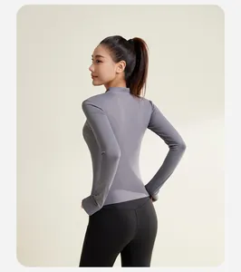 Détail de la veste de yoga grise avec passe-pouces et design de lignes surpiquées