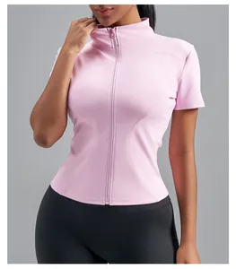 Vista dettagliata di un top sportivo rosa da yoga con collo alto e cerniera frontale.