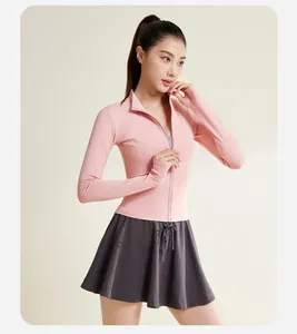 Veste de yoga rose ajustée avec passe-pouces et jupe de sport grise