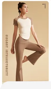 Nahaufnahme der seitlichen Raffung und der schmalen Passform dieses Color-Block Yoga-Shirts