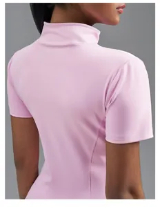 Vista posteriore di un top da yoga rosa a maniche corte con collo a lupetto