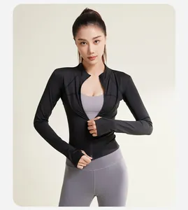 Vue détaillée de la veste de yoga noire avec passe-pouces et fermeture éclair frontale.