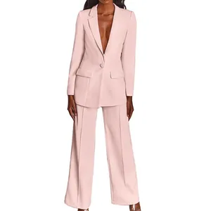 Elegant lichtroze damespak bestaande uit een single-breasted blazer en een wijde broek.
