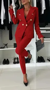 Detailansicht des roten, figurbetonten Doppelreiher-Blazer-Sets für Damen