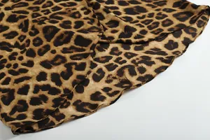 Detaillierte Makroaufnahme des unregelmäßigen Saums an einem Chiffonkleid mit Leopardenmuster
