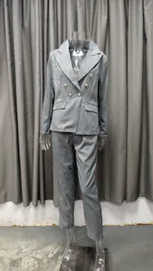 Detailansicht eines grauen, zweiteiligen Damen-Slim-Fit-Anzugs mit Blazer und passender Hose