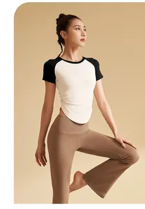 Detailansicht eines schmal geschnittenen Yoga-Tops für Damen in Kontrastfarben