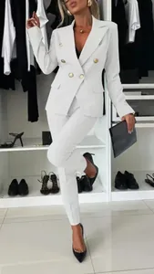 Elegantes weißes Damen-Slim-Fit-Blazer-Set mit doppelreihigen schicken Goldknöpfen