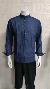 Vista dettagliata della camicia blu navy da uomo con colletto alla coreana e bottoni