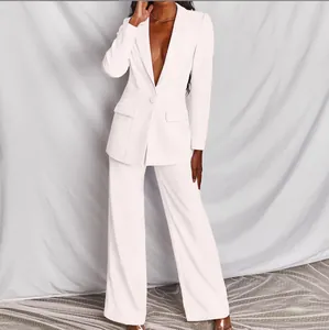 Volledig overzicht van een elegant wit tweedelig blazerpak met een wijde broek voor dames.