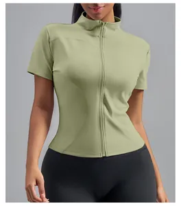 Dettaglio di un top sportivo da donna verde salvia con zip e design a collo alto