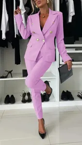 Eleganter lavendelfarbener Damenanzug mit tailliertem Blazer und passender langer Hose