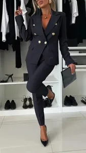 Elegantes, schmal geschnittenes schwarzes Blazer- und Hosenset für die Geschäftskleidung