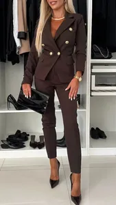Elegantes braunes, schmal geschnittenes Blazer- und Hosenset für Damen im Büro